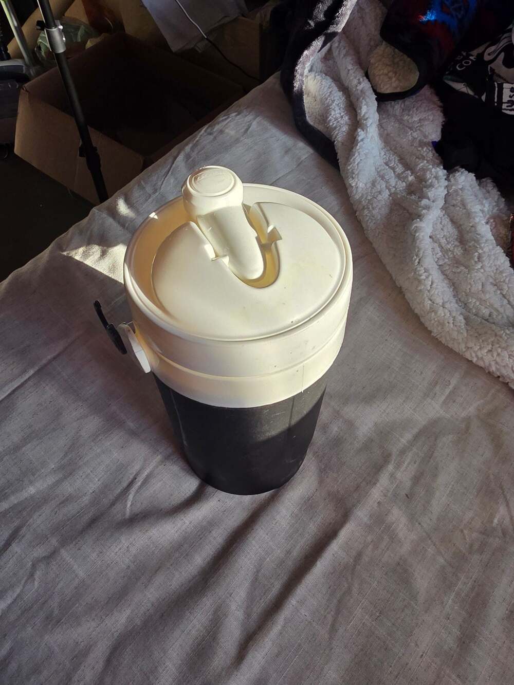 Igloo 1/2 Gallon Sport Hook Insulated Beverage Cooler Jug Black White